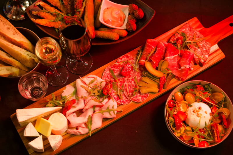 Guests toasting around a large table at La Baraque