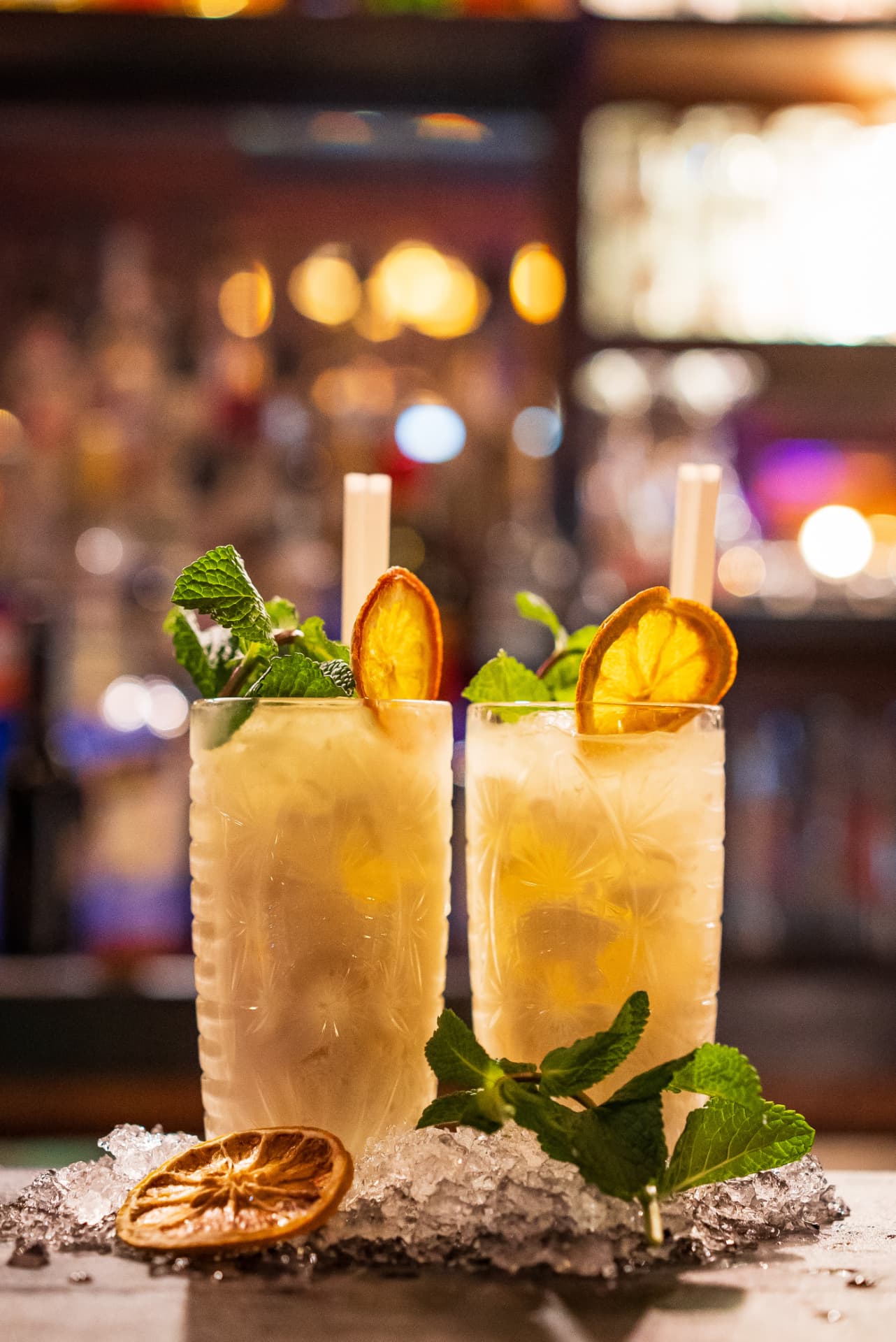 Deux cocktails givrés préparés au bar du club