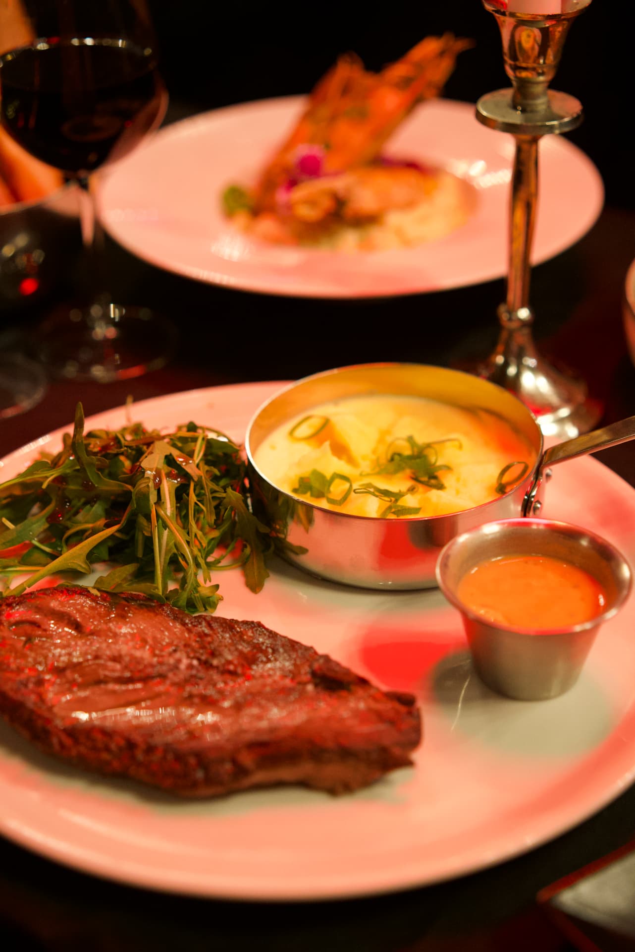 Pièce de bœuf, purée maison et sauce servies à table