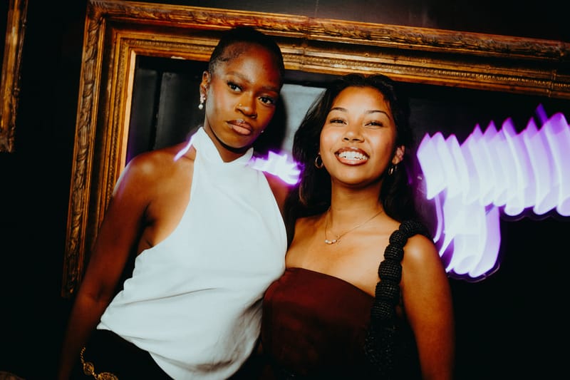 Deux clientes posant devant un cadre doré dans le club La Baraque