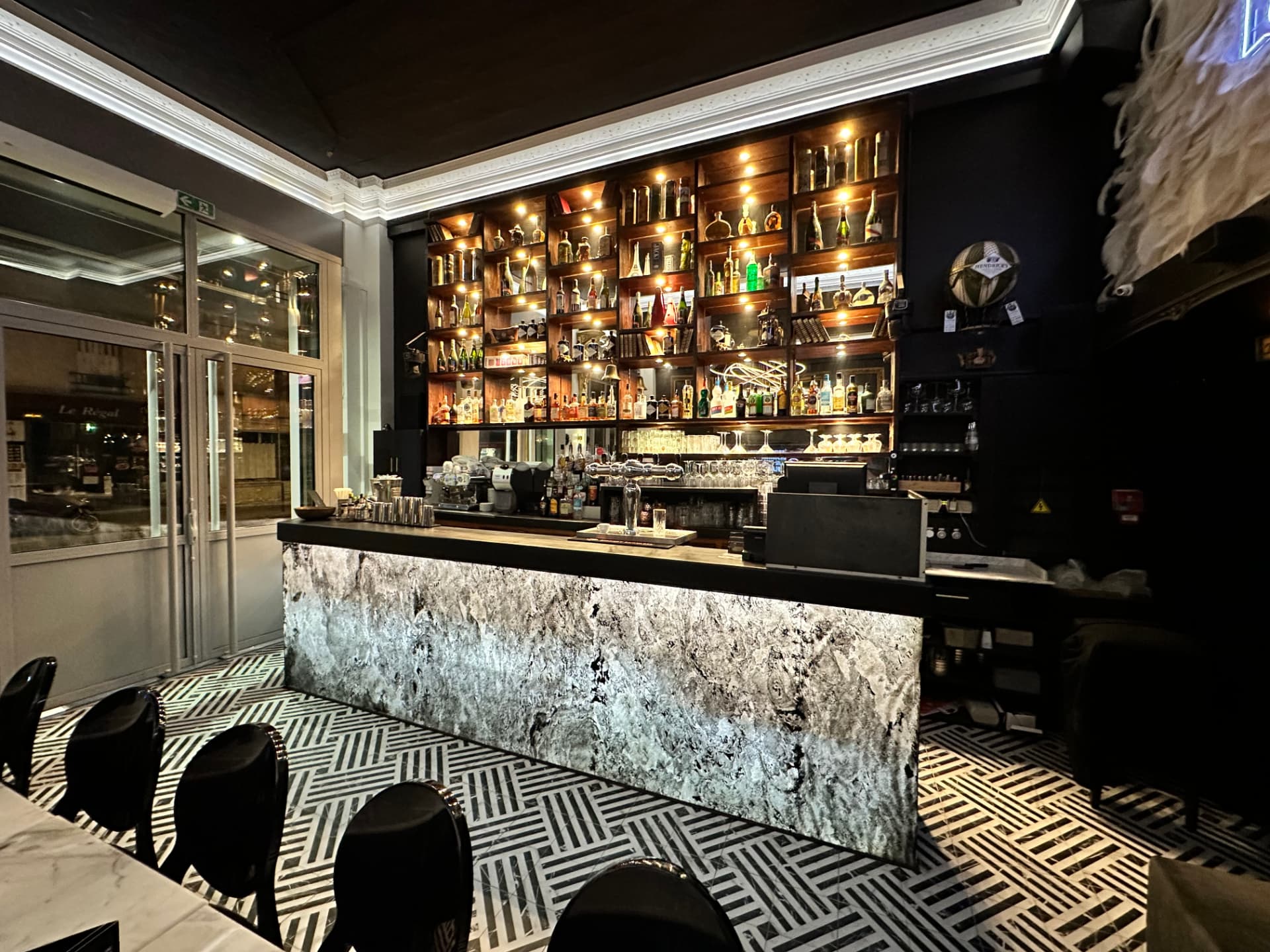 Comptoir en pierre et mur de bouteilles du bar La Baraque