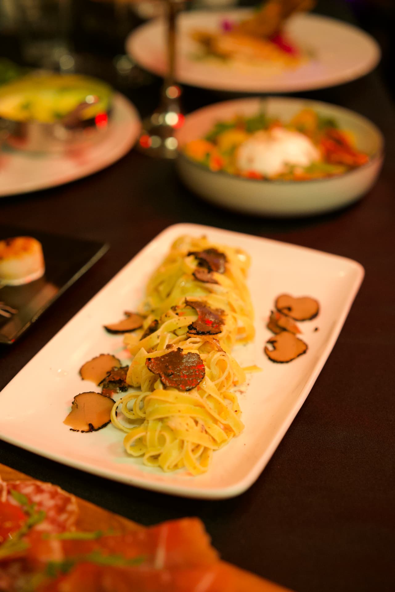 Tagliatelles à la truffe fraîche servies sur assiette blanche
