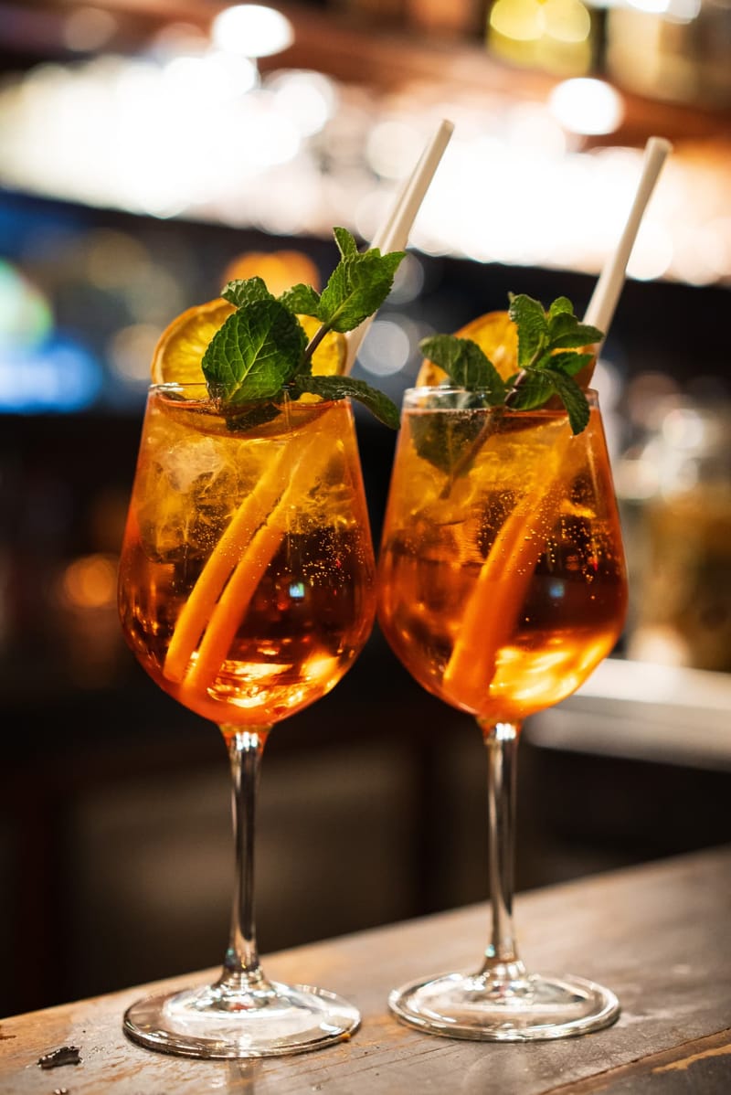 Cocktails maison servis au bar de La Baraque
