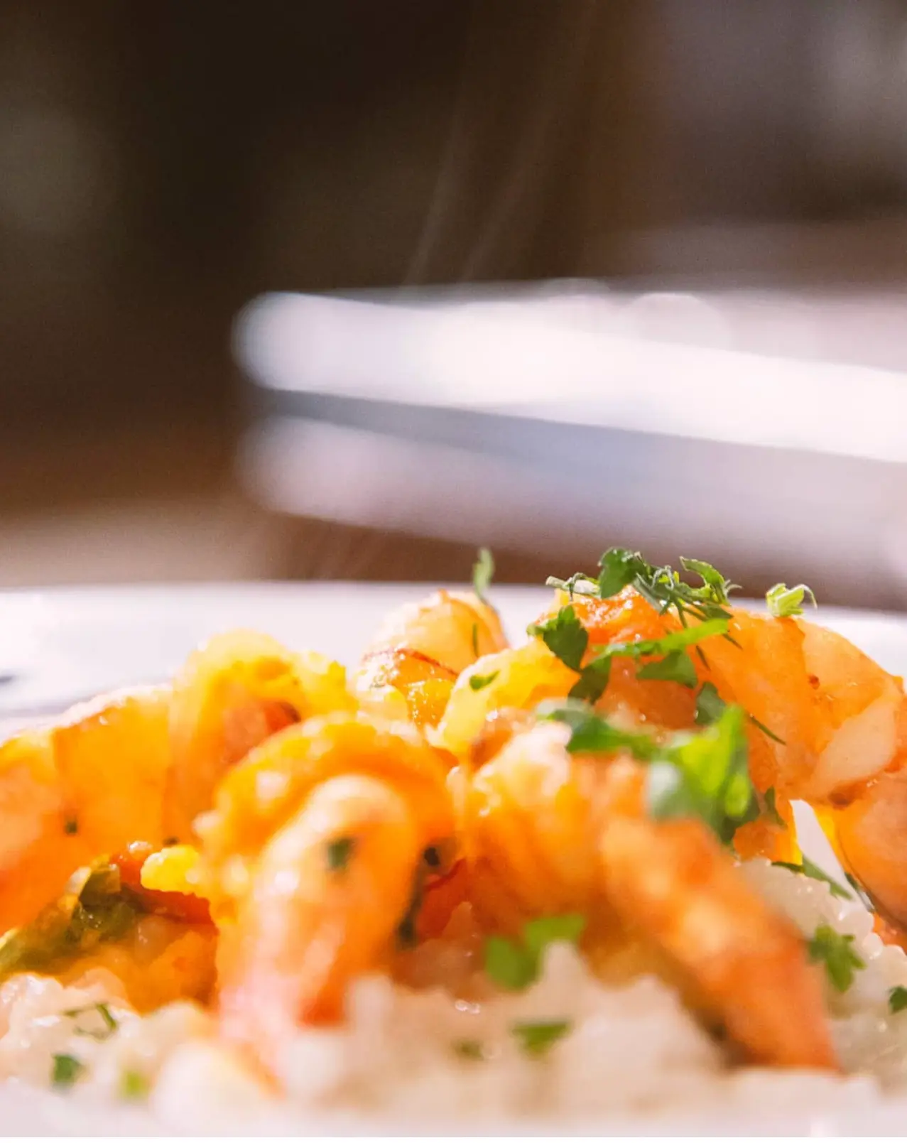 Risotto crémeux aux crevettes et persil servi bien chaud