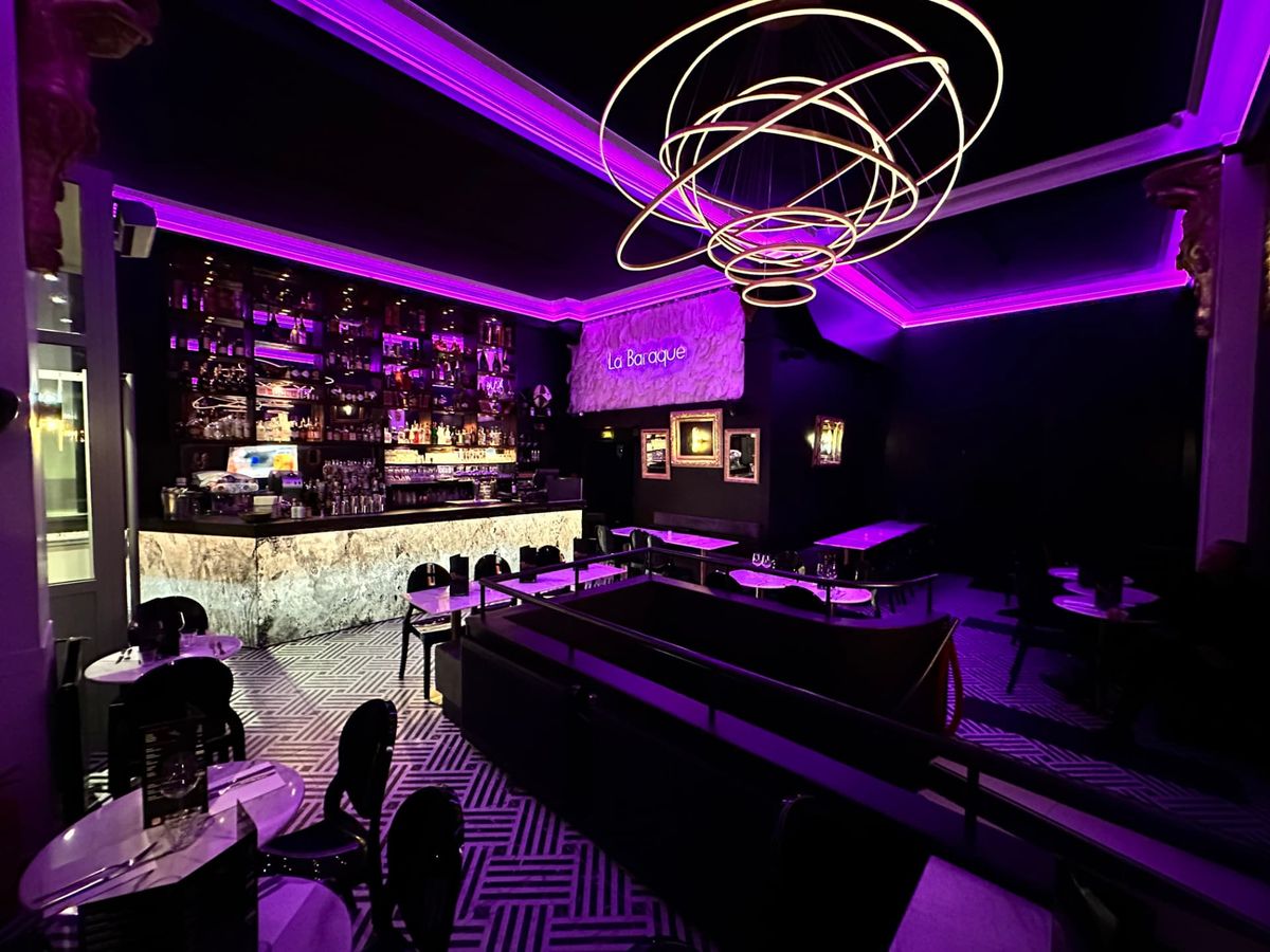 Salle du restaurant de La Baraque en ambiance de soirée, Paris 11