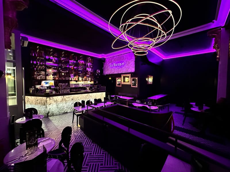 Salle du restaurant La Baraque avec son lustre lumineux et ses néons violets