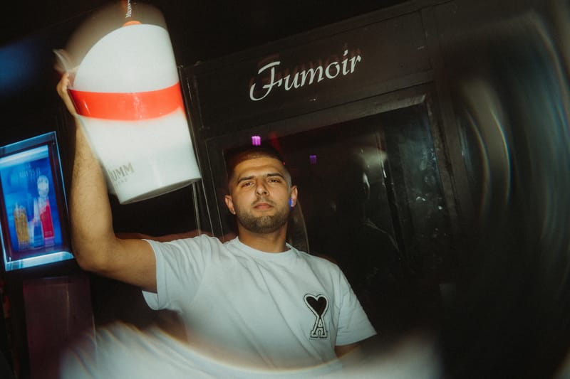 Bouteilles de champagne et cierges magiques dans le club