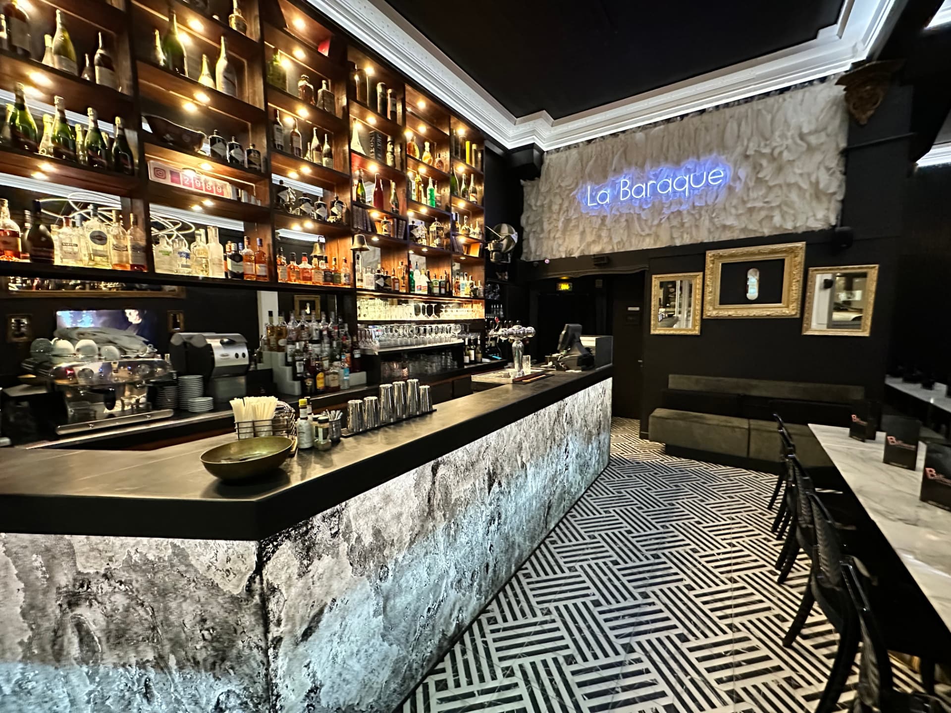 Bar à cocktails de La Baraque à Paris 11