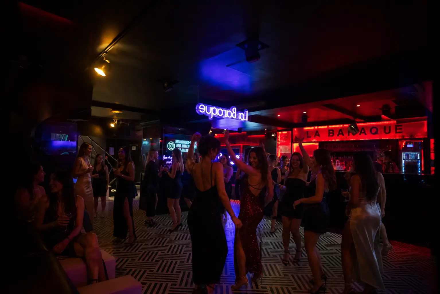 Piste de danse bondée de la discothèque La Baraque, boule à facettes