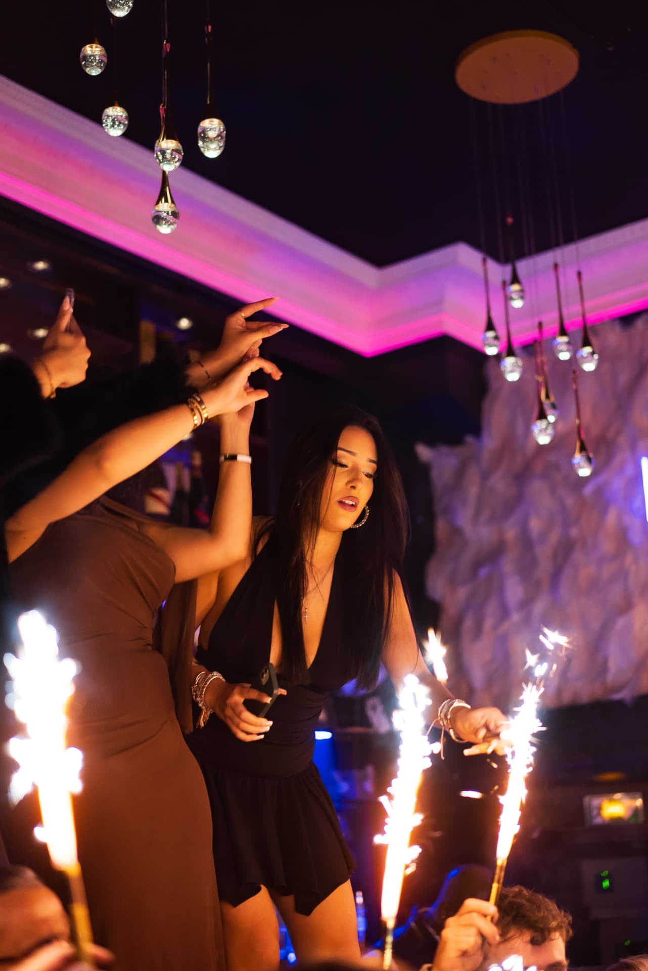 Clientes dansant entre les fontaines d'étincelles lors d'un anniversaire