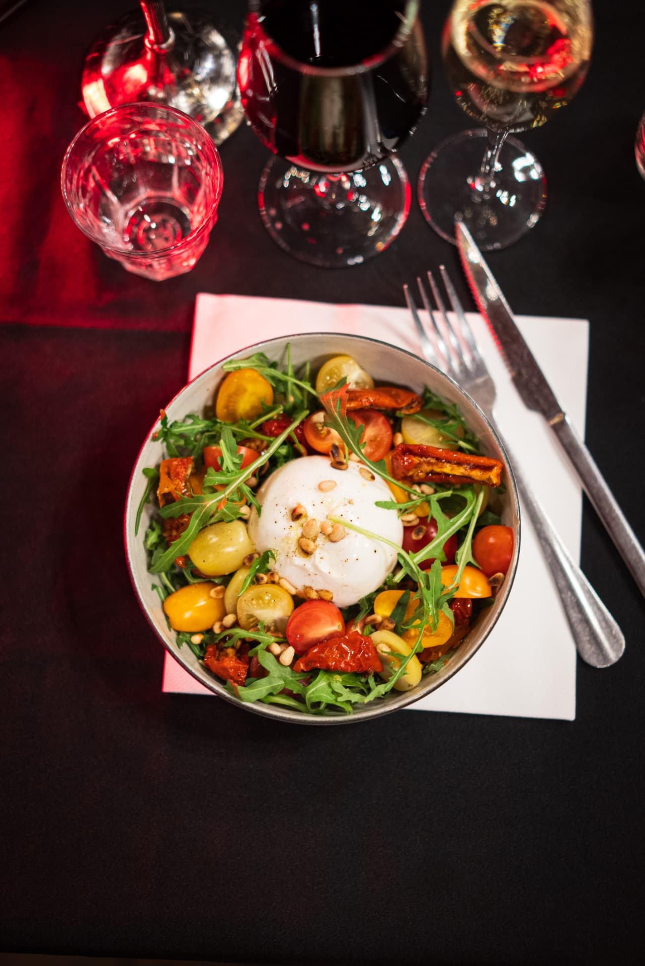 Burrata, tomates cerises et roquette servies à La Baraque