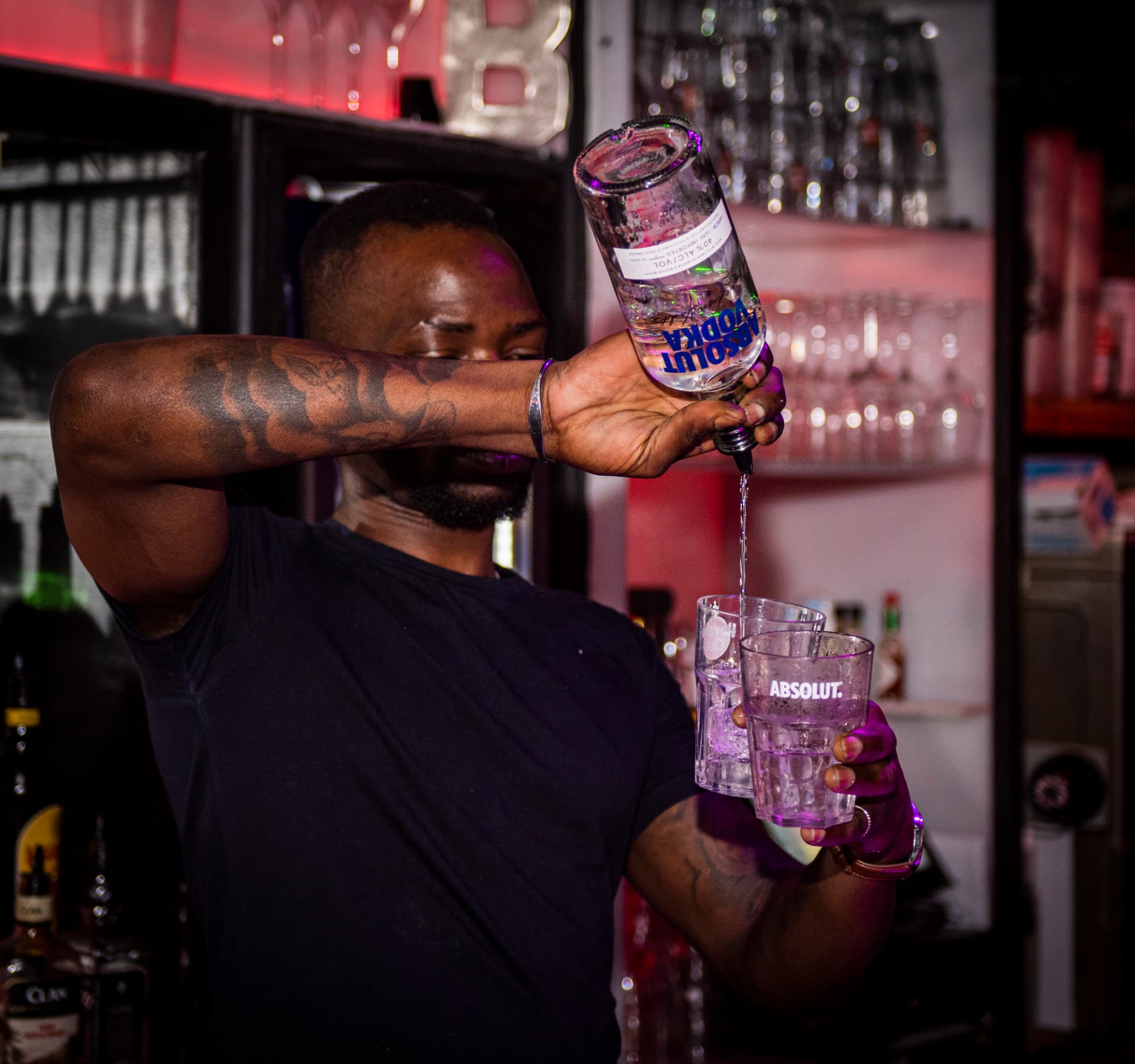Barman servant un verre au bar de La Baraque